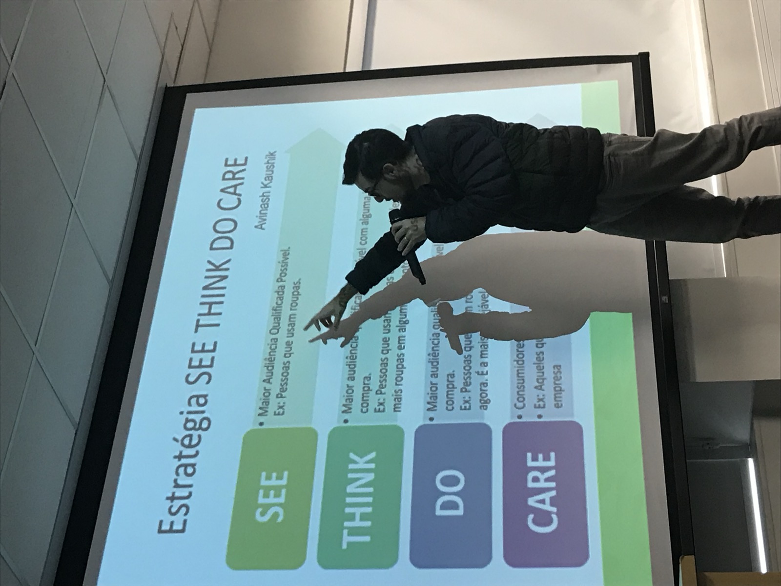 Eric Gallardo speaking about Impact of Digital Marketing in the Business World in Rio de Janeiro, Brazil